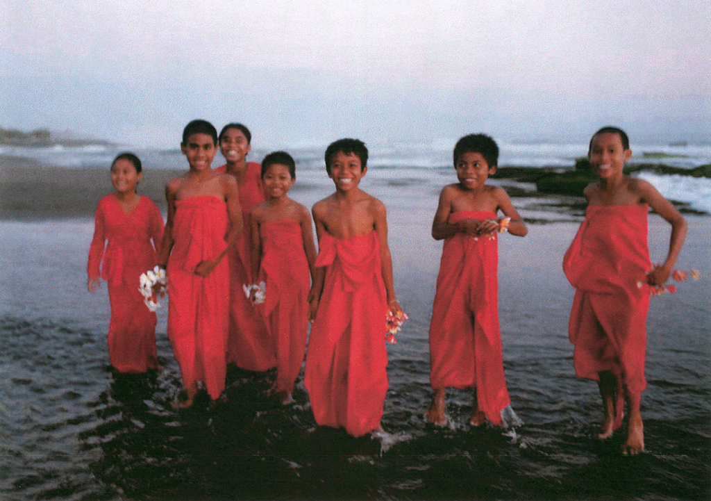 BAF01694_RobertCurran_Ade and the kids in red,